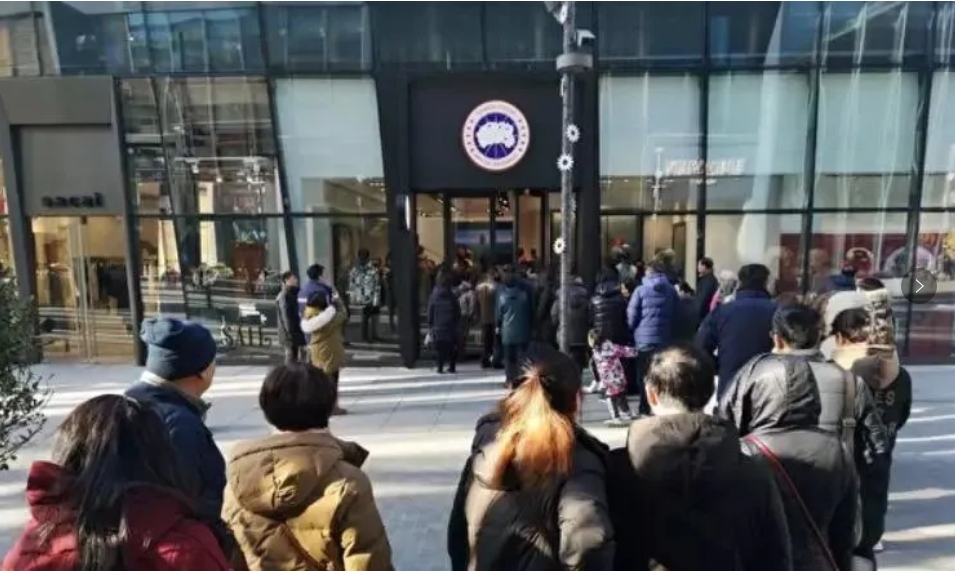 這一（yī）服裝（zhuāng）巨頭突然宣布：全球裁員17%！價格動輒（zhé）上（shàng）萬元，曾排隊賣斷貨